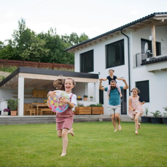 Une famille profite d’un moment paisible dans son jardin sans être dérangée par les nuisibles, grâce à un service d’extermination efficace qui protège leur maison des insectes et rongeurs indésirables.